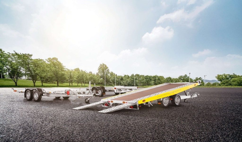 Anhänger auf einem Parkplatz